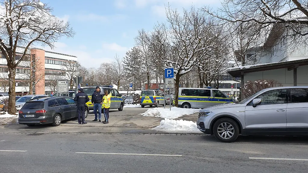 Einsatzfahrzeuge-der-Polizei-vor-einer-Schule-in-Traunstein