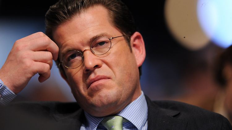"Ob bei über 1200 Fußnoten und 475 Seiten vereinzelt Fußnoten nicht oder nicht korrekt gesetzt sein sollten", kann Guttenberg nicht sagen.