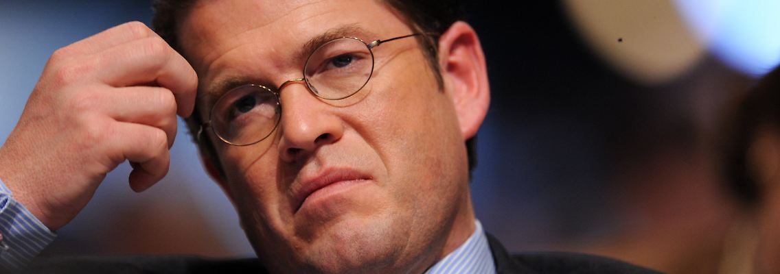 "Ob bei über 1200 Fußnoten und 475 Seiten vereinzelt Fußnoten nicht oder nicht korrekt gesetzt sein sollten", kann Guttenberg nicht sagen.