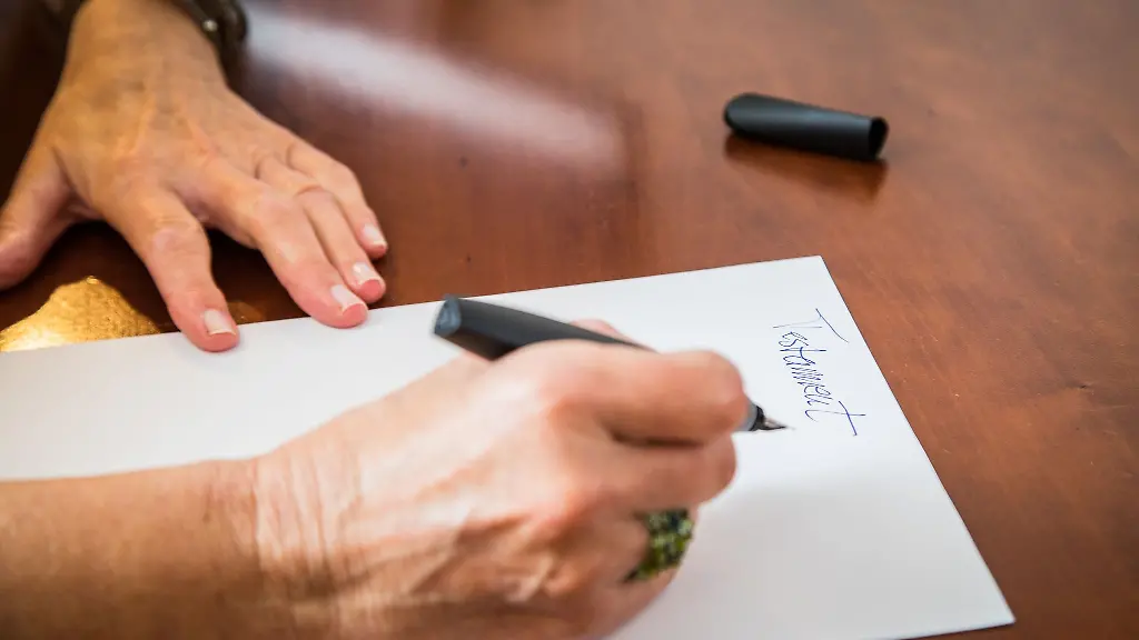 Wichtiges-Schriftstueck-Das-Testament-regelt-wer-im-Todesfall-erbt