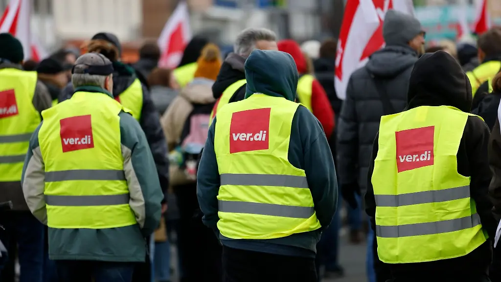 Zahlreiche-Streikende-des-oeffentlichen-Diensts-ziehen-mit-gelben-Warnwesten-mit-der-Aufschrift-Verdi-bei-einer-Demonstration-durch-die-Stadt