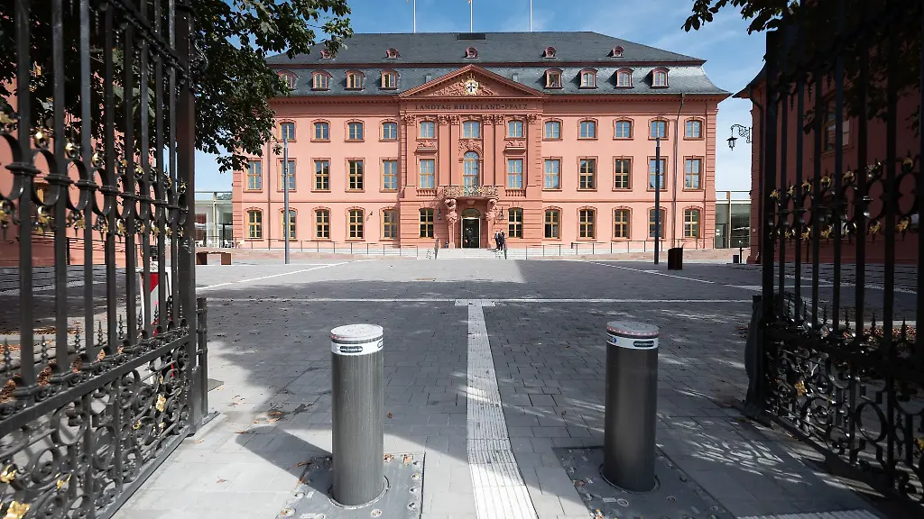 Das-sanierte-Deutschhaus-Sitz-des-Landtags-von-Rheinland-Pfalz