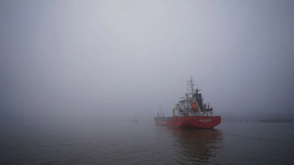 Schiffe-warten-im-Nebel-auf-Einfahrt-in-die-Schleuse-am-Nord-Ostsee-Kanal-NOK