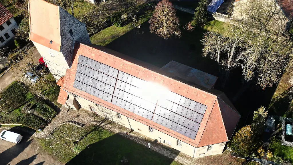 Solarmodule-liegen-auf-dem-Dach-einer-Kirche
