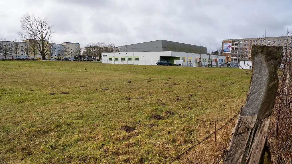 Ein-Blick-auf-das-Gelaende-auf-dem-die-geplante-Containerunterkunft-fuer-etwa-500-Gefluechtete-entstehen-soll