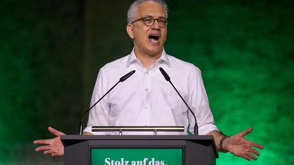 Hessens-Wirtschaftsminister-Tarek-Al-Wazir-spricht-beim-Landesparteitag-der-Gruenen