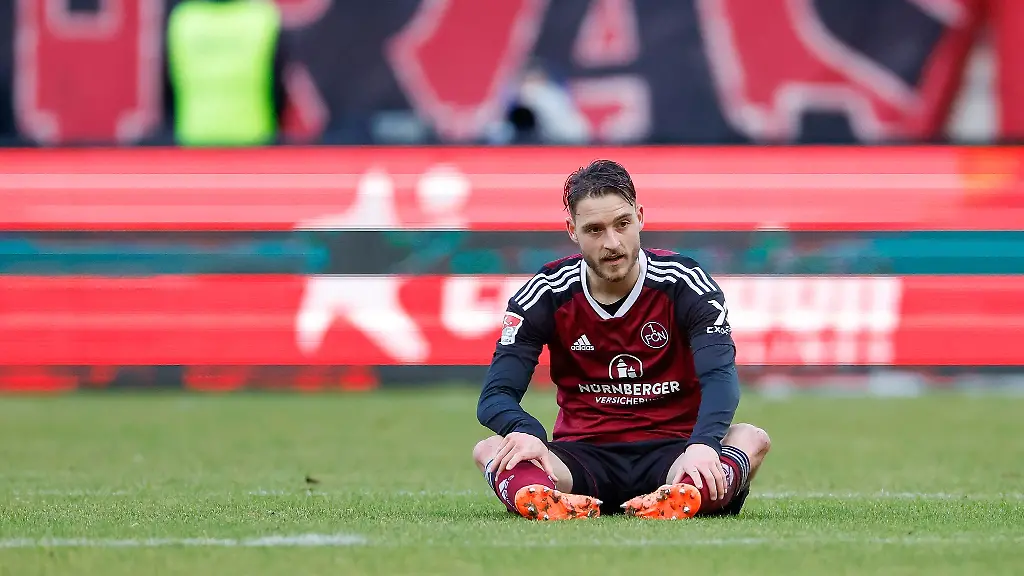 Nuernbergs-Lukas-Schleimer-sitzt-verletzt-auf-dem-Spielfeld