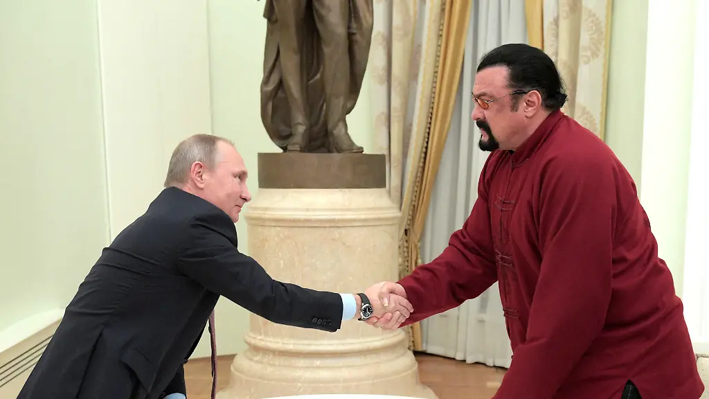 Kreml-Chef-Putin-und-Action-Schauspieler-Steven-Seagal-2016-in-Russland-bei-der-Passuebergabe