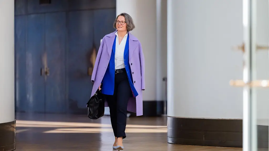 Ina-Scharrenbach-CDU-Bau-und-Kommunalministerin-von-Nordrhein-Westfalen-kommt-als-Zeugin-zum-Untersuchungsausschuss-Hochwasserkatastrophe-in-den-Landtag