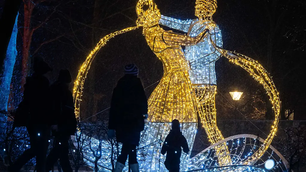 Besucher-flanieren-durch-den-illuminierten-Schlosspark-Lichtenwalde
