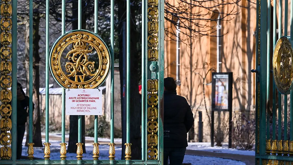 Das-Eingangstor-zum-Park-Sanssouci-in-Potsdam
