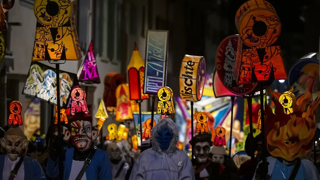 Fasnachtscliquen-mit-Laternen-ziehen-durch-die-Strassen-am-Morgestraich-in-Basel