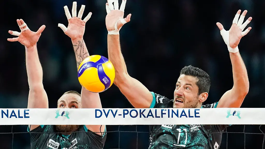 Duerens-Sebastian-Gevert-l-und-Michael-Andrei-wehren-einen-Schmetterball-ab