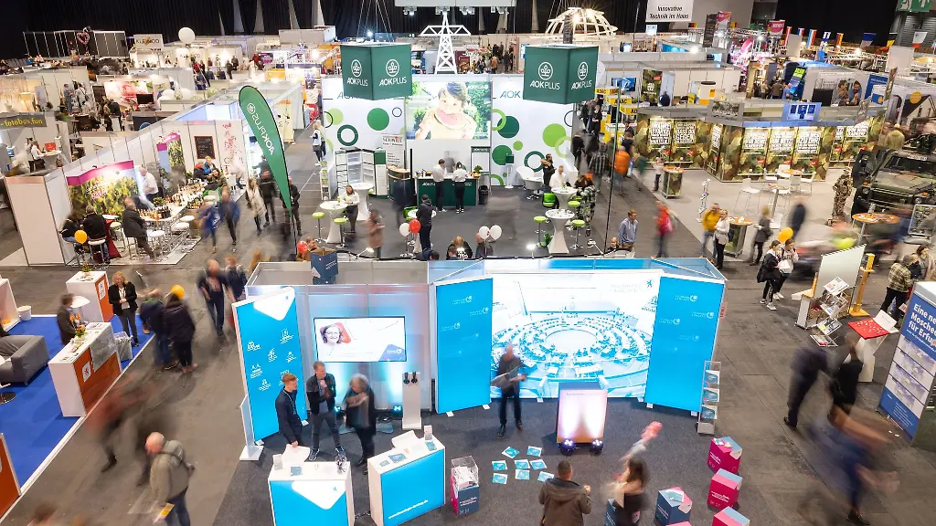 Besucher-sehen-sich-die-Staende-auf-Thueringens-groesster-Verbrauchermesse-an