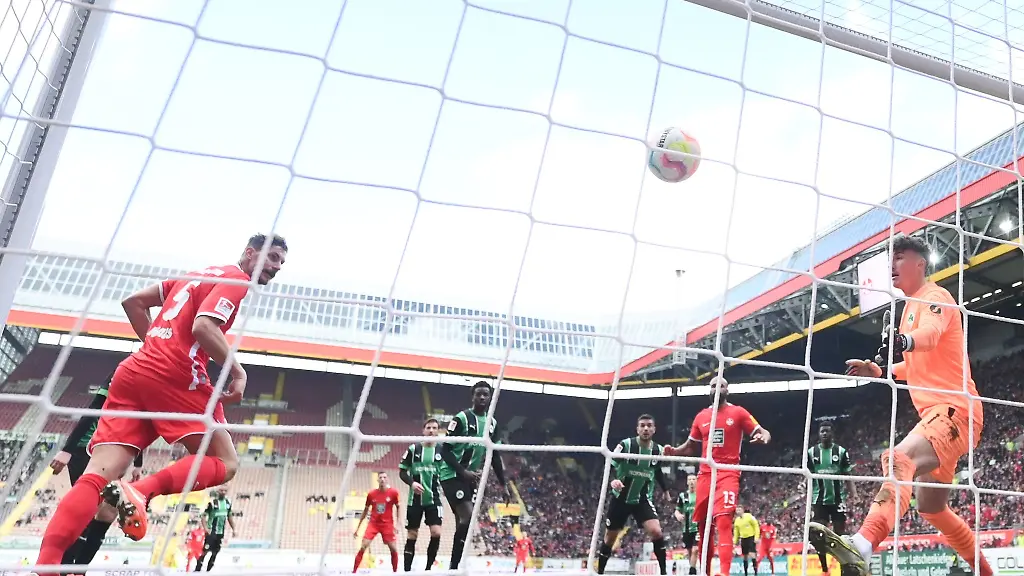 Kaiserslauterns-Kevin-Kraus-l-macht-gegen-Fuerths-Torwart-Andreas-Linde-das-3-1