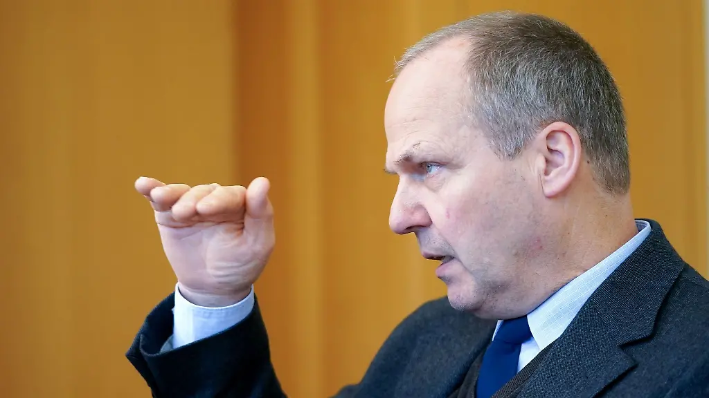 Werner-Schwarz-CDU-Verbraucherschutzminister-des-Landes-Schleswig-Holstein-sitzt-in-seinem-Buero