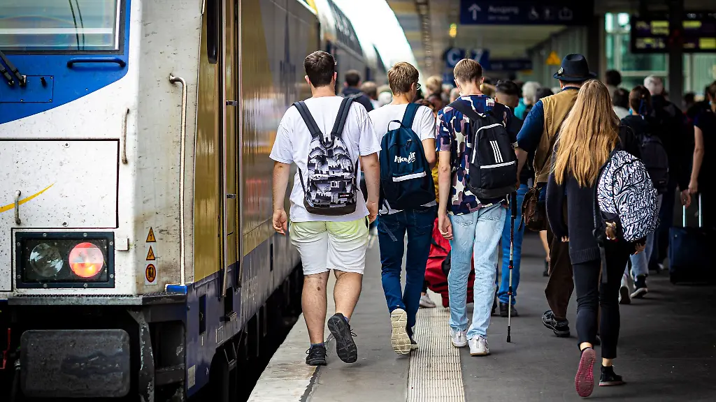 Reisende-gehen-einen-Bahnsteig-im-Hauptbahnhof-Hannover-entlang