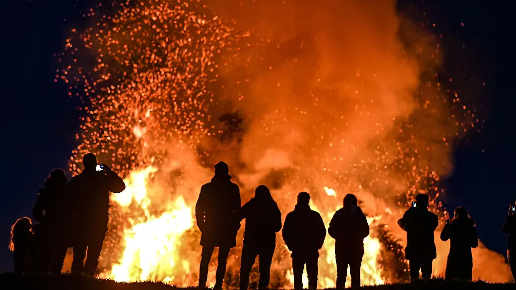 Besucher-schauen-sich-das-Funkenfeuer-an-das-am-Abend-am-Wetterkreuz-oberhalb-des-Bodensees-angezuendet-wurde