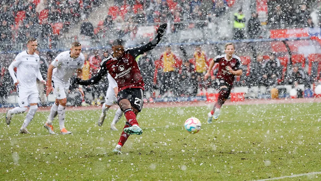 Der-Nuernberger-Kwadwo-Duah-schiesst-per-Elfmeter-das-Tor-zum-1-0