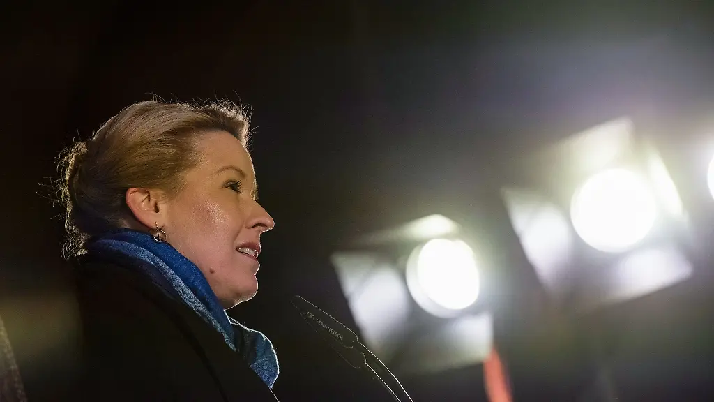 Franziska-Giffey-regierende-Buergermeisterin-von-Berlin-spricht-bei-einer-Kundgebung