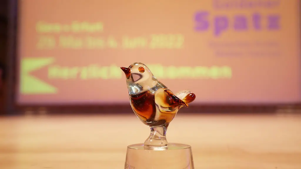 Die-Trophaee-der-Goldene-Spatz-steht-auf-einer-Buehne