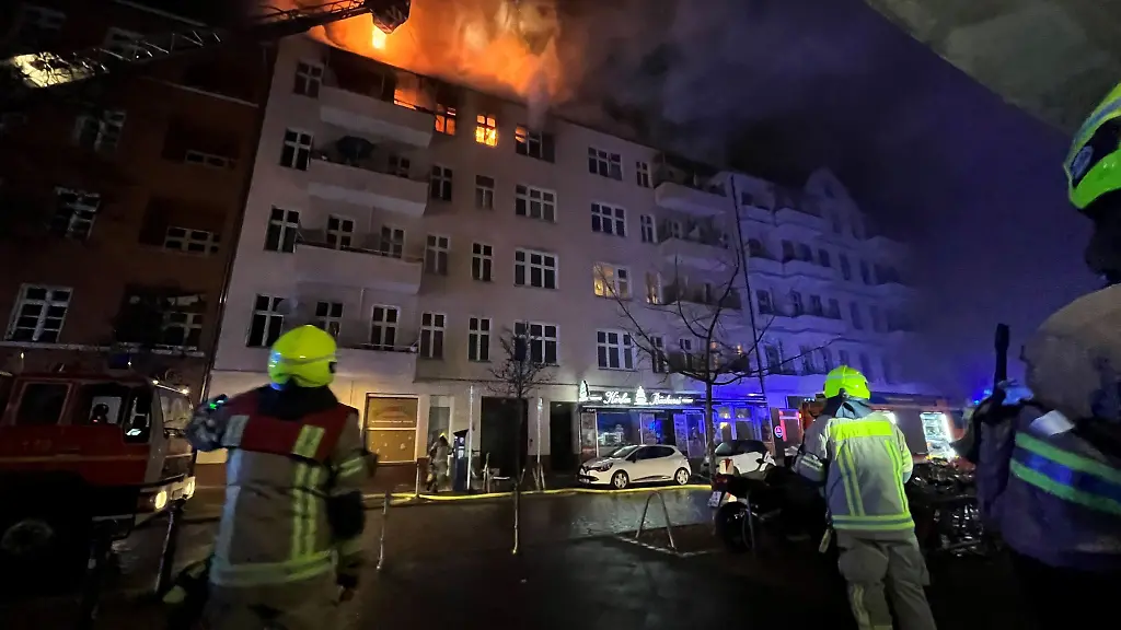 Die-Feuerwehr-bekaempft-einen-Brand-in-einem-Haus-im-Wedding-Dabei-sind-zwei-Menschen-verletzt-worden