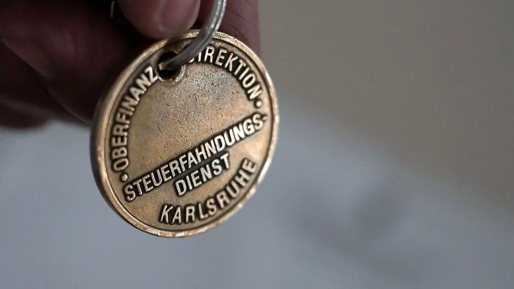 Ein-Steuerfahnder-zeigt-seine-Dienstmarke