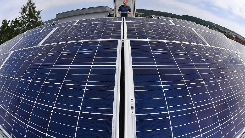 Solarpanele-auf-dem-Dach-eines-Mietshauses