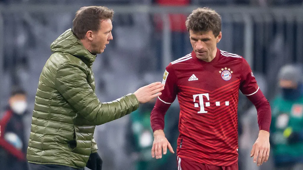 Bayern-Trainer-Julian-Nagelsmann-l-im-Gespraech-mit-Thomas-Mueller