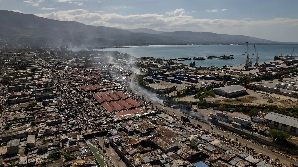 Luftaufnahme-des-Stadtteils-La-Saline-in-Haitis-Hauptstadt-Port-Au-Prince-Die-Menschen-in-dem-Karibikstaat-leiden-unter-einer-aeusserst-schlechten-Sicherheits-Versorgungs-und-Gesundheitslage-Banden-kaempfen-mit-brutalen-Mitteln-um-Territorium