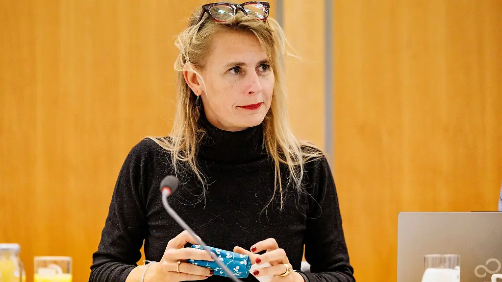 Sandra-Goldschmidt-Vorsitzende-des-NDR-Rundfunkrates-und-Mitglied-des-Landesrundfunkrates-Hamburg-bereitet-sich-auf-die-Sitzung-des-Rates-vor