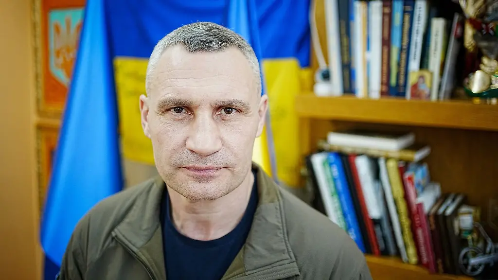 Vitali-Klitschko-Buergermeister-von-Kiew-steht-nach-einem-Interview-in-seinem-Buero-im-Rataus-der-ukrainischen-Hauptstadt