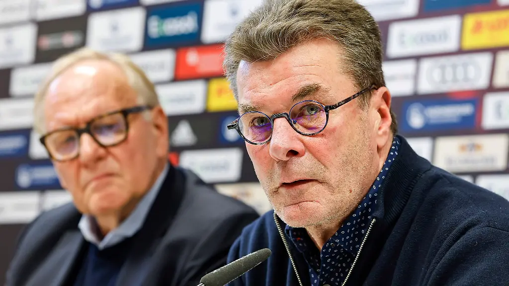 Dieter-Hecking-r-spricht-waehrend-einer-Pressekonferenz