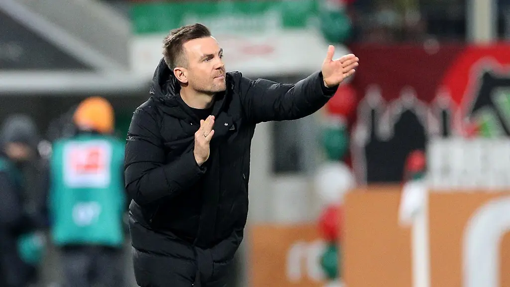 Augsburgs-Trainer-Enrico-Maassen-gibt-Anweisungen