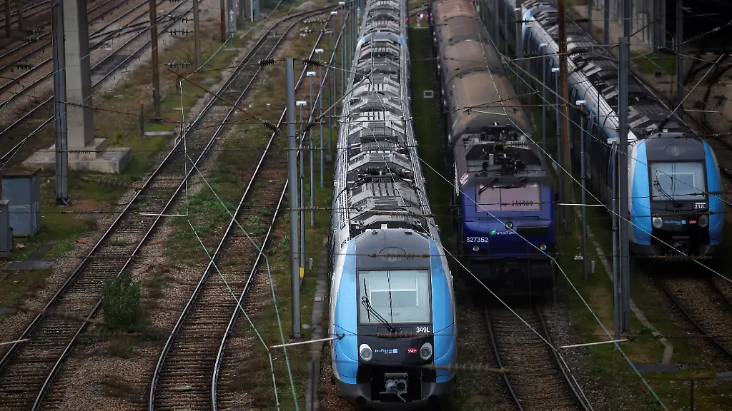 2023-01-30T103204Z-263274126-RC2X0Z96I6H2-RTRMADP-3-FRANCE-PENSIONS-STRIKE