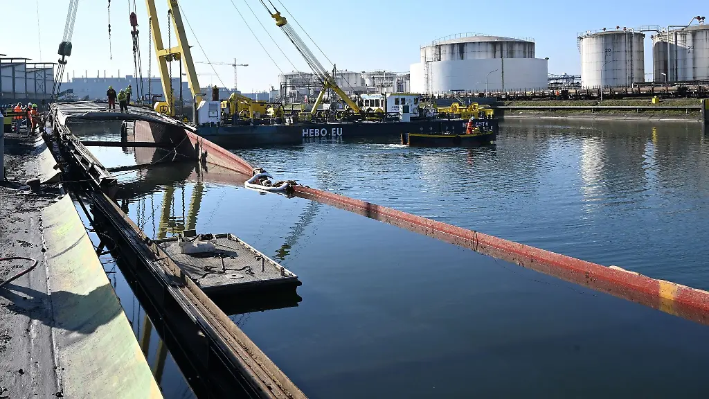 Das-havarierte-Frachtschiff-Taranis-im-Kehler-Hafen