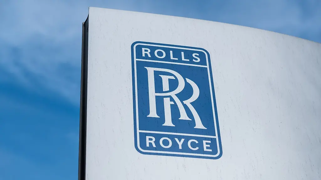 Das-Logo-von-Rolls-Royce-ist-am-Eingangsbereich-der-Rolls-Royce-Power-Systems-AG-zu-sehen