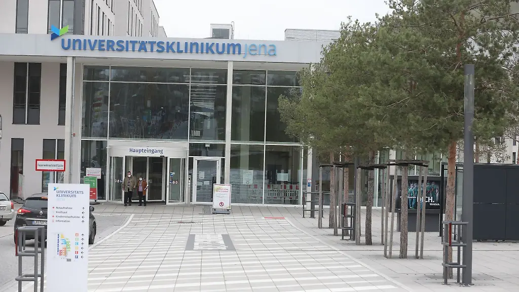 Der-Haupteingang-zum-Universitaetsklinikum-in-Jena