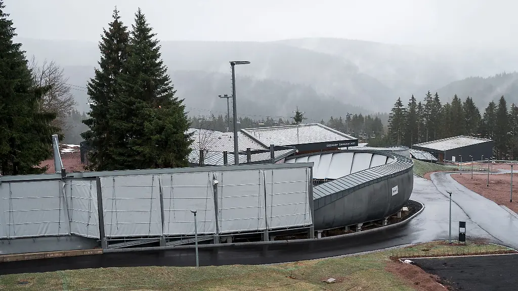 Blick-auf-die-Anlagen-der-Bob-und-Rennrodelbahn