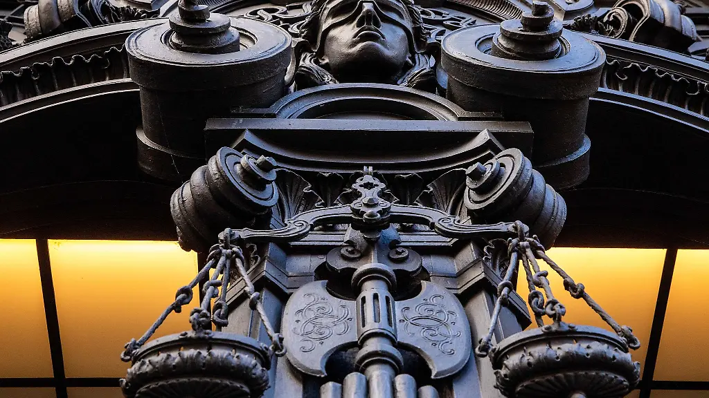 Ein-Relief-der-Justitia-ueber-dem-Eingang-eines-Gerichts