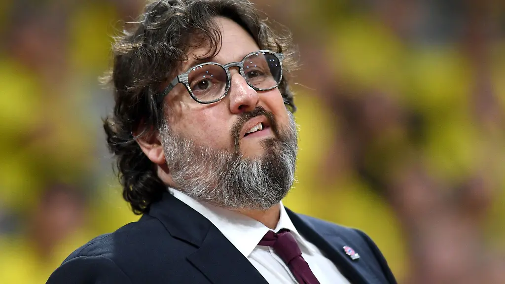 Bayern-Trainer-Andrea-Trinchieri-verfolgt-das-Geschehen