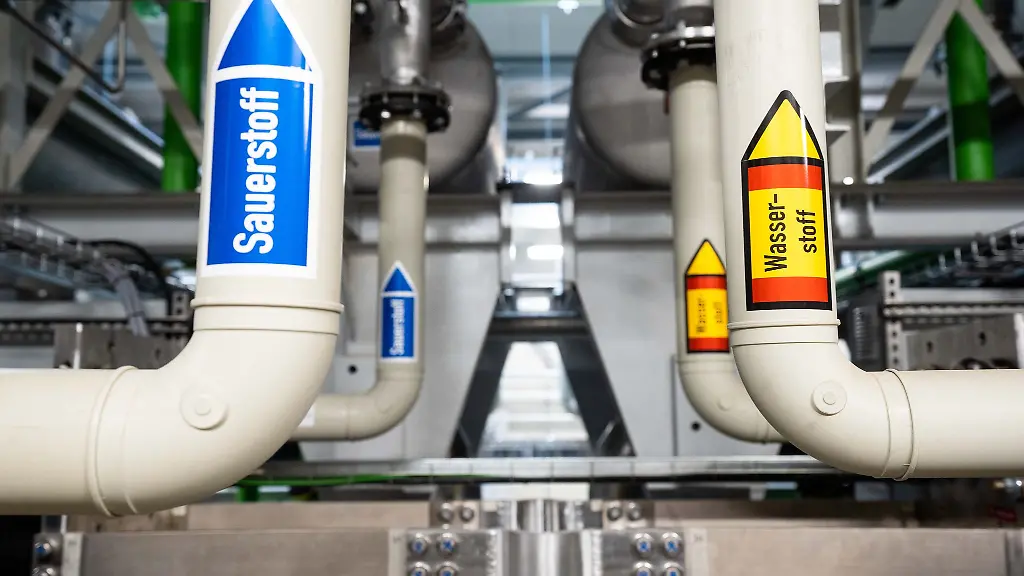 Auf-Rohren-einer-Wasserstofferzeugungsanlage-sind-Aufkleber-angebracht