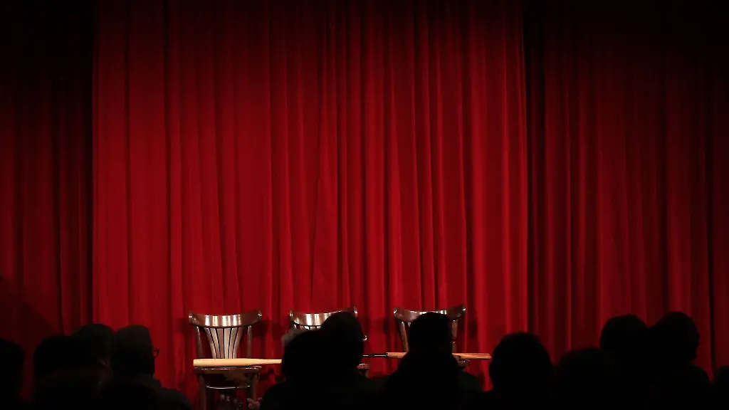 Blick-auf-die-leere-Buehne-des-Kabaretts