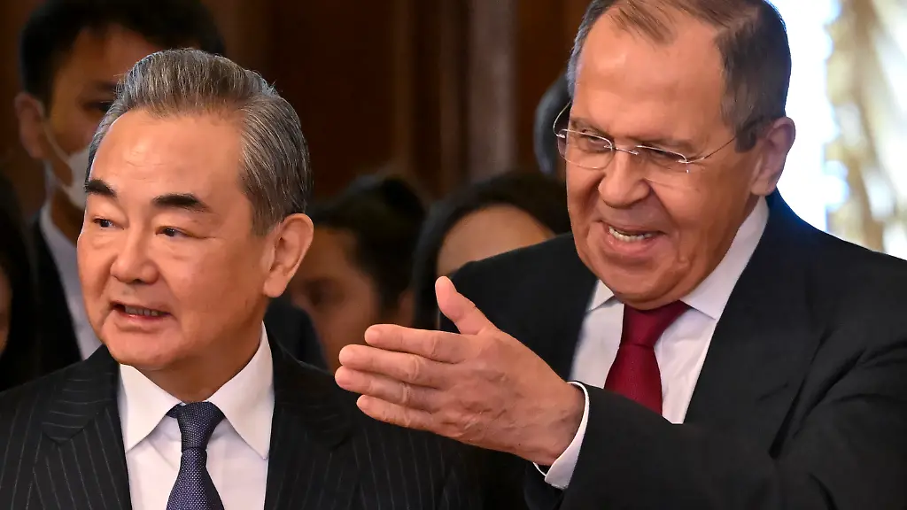 Sergej-Lawrow-Aussenminister-von-Russland-links-mit-Wang-Yi-dem-leitenden-Aussenpolitiker-von-China
