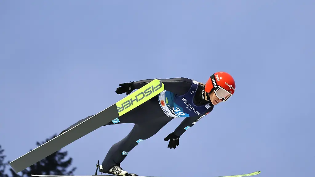 Skispringerin-Katharina-Althaus-waehrend-eines-Sprungs-in-Planica