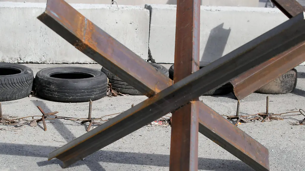 Mit-einem-Panzerigel-werden-Barrikaden-gegen-Panzer-aufgestellt