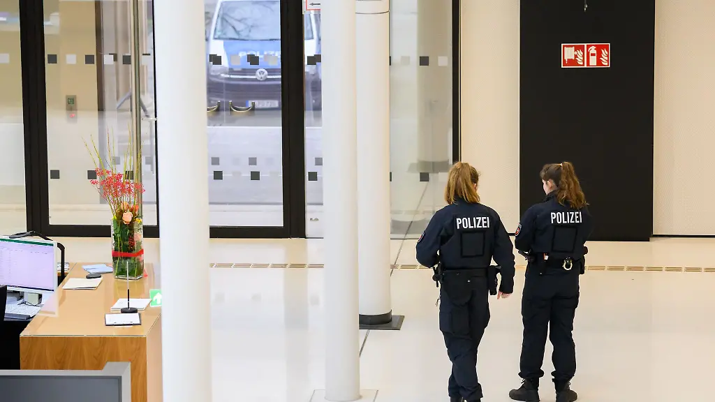 Zwei-Polizistinnen-bewachen-das-Eingangsportal-vom-niedersaechsischen-Landtag