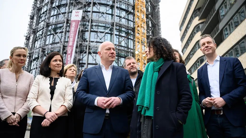 Die-Verhandlungsteams-stehen-auf-dem-EUREF-Campus-zusammen