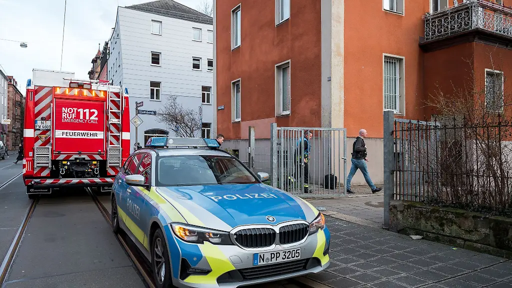 Einsatzfahrzeuge-von-Polizei-und-Feuerwehr-stehen-vor-dem-Haus