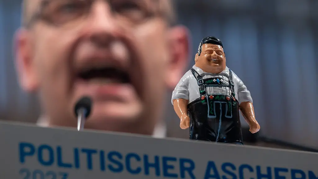 Eine-Figur-von-Franz-Josef-Strauss-steht-waehrend-der-Rede-von-AfD-Landeschef-Stephan-Protschka-auf-dem-Rednerpult